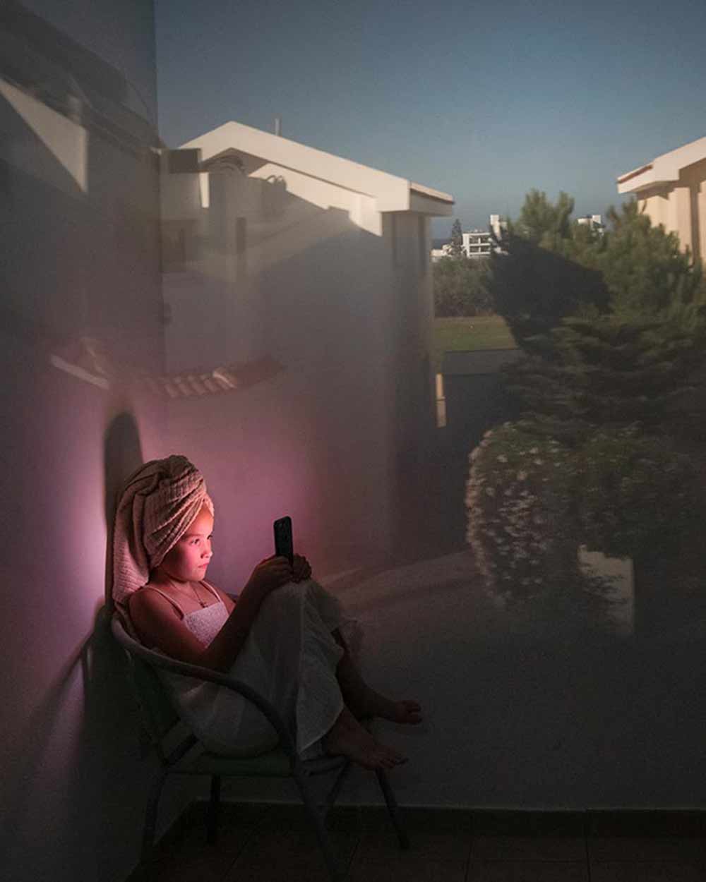 Bonfoton Upright Camera Obscura room example with a girl looking at phone. Image made using the BonfotonUP Camera Obscura Device. 